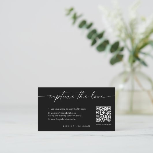 Moderne SkriptWedding Capture the Liebe QR Code Begleitkarte (Stehend Vorderseite)