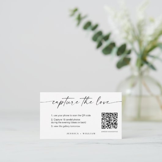 Moderne SkriptWedding Capture the Liebe QR Code Begleitkarte (Stehend Vorderseite)