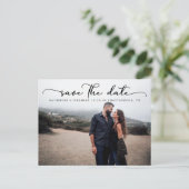 Moderne SkriptWedding Save the Date Postkarte (Stehend Vorderseite)