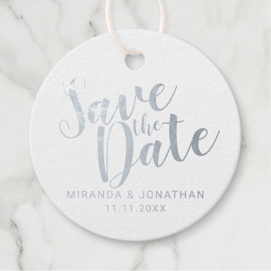Moderne SkriptWedding Save the Date Silver Geschenkanhänger (Vorderseite)