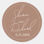 Moderne skritische Kalligraphie mocha minimalistis Runder Aufkleber (Vorderseite)