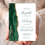 Moderne Smarald Green Gold Agate Script Hochzeit Einladung<br><div class="desc">Der links Rand dieser eleganten,  modernen Hochzeitseinladung zeichnet sich durch einen smaragdgrünen Aquarellstreifen aus,  der mit vergoldetem Imitat-Glitzer bestickt ist. Der anpassbare Text kombiniert skurrile Handschrift,  Copperplate und kursiv Schriftart in smaragdgrün auf weißem Hintergrund. Die Rückseite ist mit einem smaragdgrünen und goldgelben Dekor ausgestattet.</div>