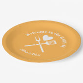 Moderne Solid Pastel Orange BABY-Q Baby Shower GRI Pappteller (Schrägansicht)