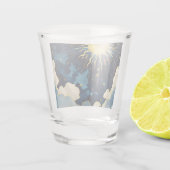 Moderne Sonnenstrahlen und blaue Wolken Schnapsglas (Rückseite)