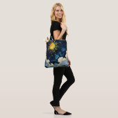 Moderne Sonnenstrahlen und blaue Wolken Tasche (Am Model)