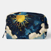 Moderne Sonnenstrahlen und blaue Wolken Waschbeutel (Rückseite)