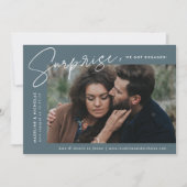 Moderne spät blaue Überraschung Foto Verlobung Ankündigung (Vorderseite)