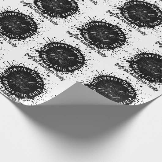 Moderne Spooky Vibes nur Schwarz-Weiß Halloween Geschenkpapier (Ecke)