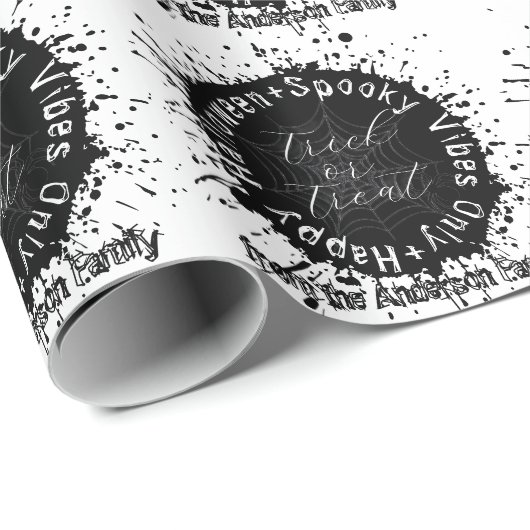 Moderne Spooky Vibes nur Schwarz-Weiß Halloween Geschenkpapier (Rolleneckpunkt)