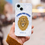 Moderne Stand mit Israel. Löwe von Judah | Name Case-Mate iPhone Hülle<br><div class="desc">Dieses stilvolle Gehäuse erlaubt es Ihnen, Ihre Unterstützung für Israel zu zeigen! Im Mittelpunkt steht neben der modernen Typografie auch der von Hand gemalte Löwe von Juda in blau "Ich stehe mit Israel". Ein blau strukturierter Spritzer über dem weißen Hintergrund verleiht dem Ganzen einen neuen Look. *Kunstwerk exklusiv erstellt von...</div>