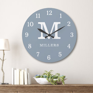 Moderne Staubblaue und Weiße Monogramm-Familiennam Große Wanduhr