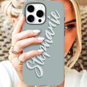 Moderne Staubige Salbei-Minimal-Schriftname iPhone 16 Pro Max Hülle