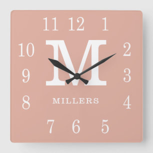 Moderne Staubrosa und Weiße Familienname-Monogramm Quadratische Wanduhr