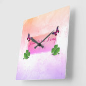 Moderne Stilelemente, rosafarbene Büterfly, grüne Quadratische Wanduhr (Winkel)