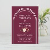 Moderne, stilvolle Arch Wedding Burgundy Floral Einladung (Stehend Vorderseite)