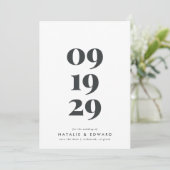 Moderne stilvolle einfache Typografie-Hochzeit Save The Date (Stehend Vorderseite)