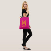 Moderne stilvolle fuchsia und gelbe monogramm Name Tasche (Am Model)
