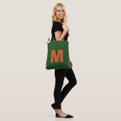 Moderne stilvolle grüne und orangefarbene Monogram Tasche (Am Model)