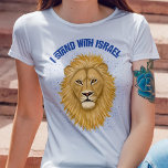 Moderne, stilvolle Löwe von Judah Ich stehe mit Is T-Shirt<br><div class="desc">Dieses schöne,  stilvolle Shirt zeigt Ihre Unterstützung für Israel! Ein digital bemalteter Löwe Judah ist neben dem modernen typografischen Lesen der Schwerpunkt "Ich stehe mit Israel" in blau. Ein strukturierter,  blauer Hintergrund verleiht dem Bild einen grunge-Look. *Originelle Kunstwerke von Tracey Khalei / Orabella Prints.</div>