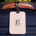 Moderne, stilvolle Monogram Typografie Rosa Gepäckanhänger<br><div class="desc">Es geht um Sie mit diesem schönen, rot-rosa Gepäckanhänger-Design, das eine elegante stilvolle Darstellung Ihres Namens und Monogramms ist. Klassische Serifen und eine verziertere Skripttypografie verbinden sich in einer ausgewogenen Symmetrie. Die drei Elemente verschmelzen mit einer ausgeklügelten Harmonie und kreieren Ihr eigenes Markenlogo. Hier mit einem rosa Hintergrund mit Monogramm-Elementen...</div>