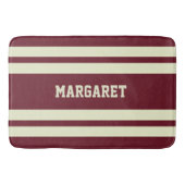 Moderne stilvolle rote weiße Monogramm-Name  Badematte (Vorderseite)