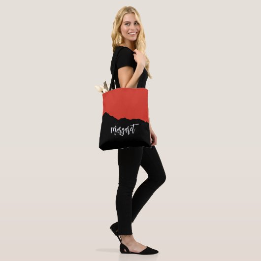 Moderne stilvolle schwarze und orange Monogramm-Na Tasche (Am Model)