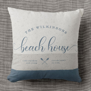 Moderne Strandhaus Familienname Brush Schrift Blau Kissen