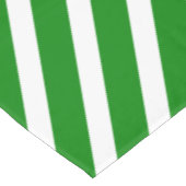 Moderne Streifen | Frühlingsgrün und weiß gestreif Tischdecke (Schrägansicht)