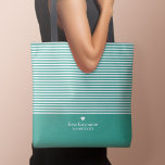 Moderne Streifen mit hochwertiger Herzmonogramm Tasche<br><div class="desc">Aquamarin grün mit trendigem,  weiß gestreiftem Muster - Wenn Ihre Kunst noch angepasst werden muss,  klicken Sie auf Diese Schaltfläche anpassen. Dies führt Sie zu einem Designbereich,  wo Sie Dinge bewegen und sogar Schriftart oder Farben ändern können.</div>