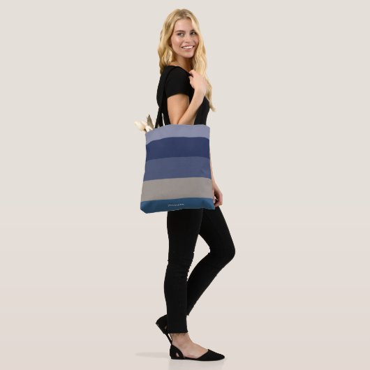 Moderne Streifen mit Monogramm-Farbtönen in Blau Tasche (Am Model)