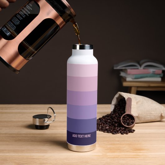Moderne Streifen mit Monogramm, Lila Trinkflasche (Kaffee)