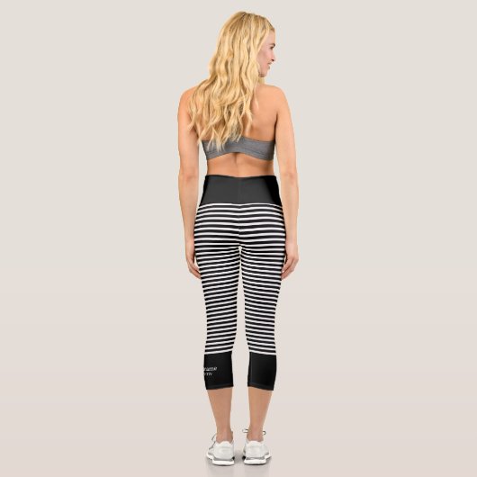 Moderne Streifen mit schwarzer Heftongram Capri Leggings (Rückseite)