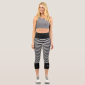 Moderne Streifen mit schwarzer Heftongram Capri Leggings (Vorderseite)