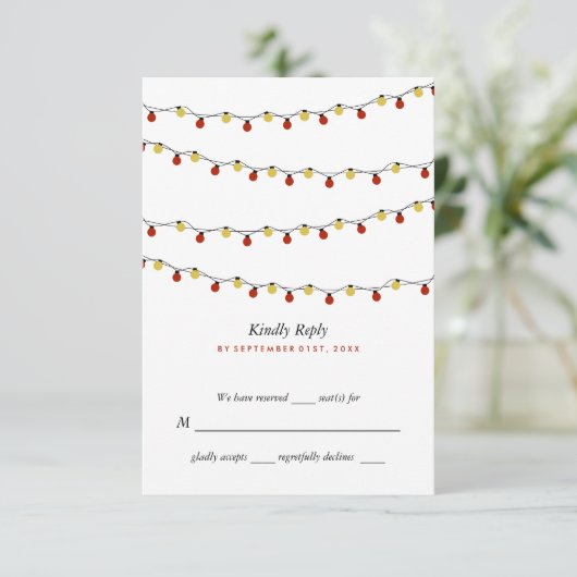 Moderne String Lights, Red & Gold Wedding RSVP Karte (Stehend Vorderseite)