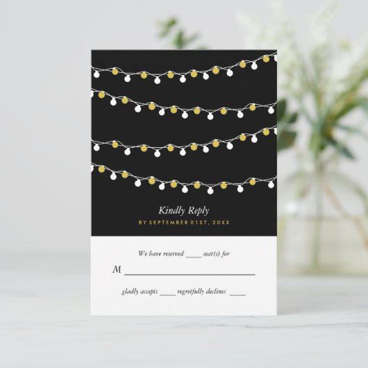 Moderne String Lights, White & Gold Wedding RSVP Karte (Stehend Vorderseite)