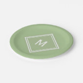 Moderne, stylische Sage Green Custom Monogram Pappteller (Schrägansicht)