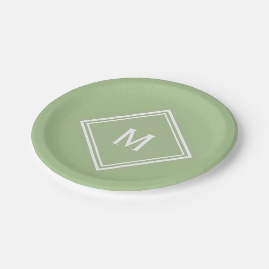 Moderne, stylische Sage Green Custom Monogram Pappteller (Schrägansicht)
