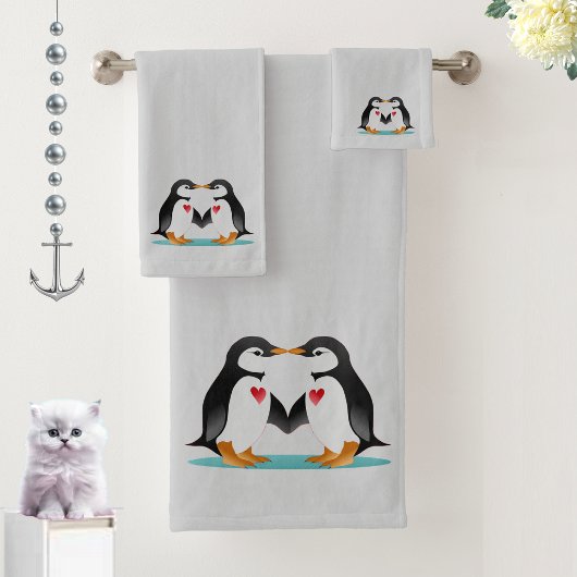 Moderne süße Pinguin-Paar auf Hellgrau Badhandtuch Set