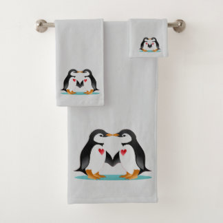 Moderne süße Pinguin-Paar auf Hellgrau Badhandtuch Set