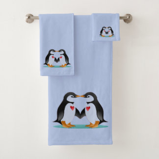 Moderne süße Pinguin-Paar auf nebligem Blau Badhandtuch Set