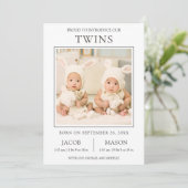 Moderne Sweet Twins Foto Geburtserklärung Ankündigung (Stehend Vorderseite)