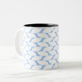Moderne Tasse mit blau-weiß geometrischer Kaffeema (Vorderseite Links)