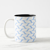 Moderne Tasse mit blau-weiß geometrischer Kaffeema (Links)