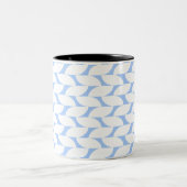 Moderne Tasse mit blau-weiß geometrischer Kaffeema (Mittel)