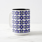 Moderne Tasse mit blauen und weißen Blume (Vorderseite Links)