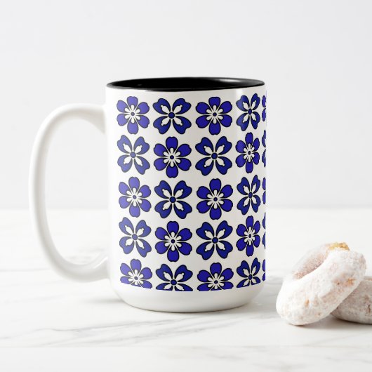 Moderne Tasse mit blauen und weißen Blume (Mit Donut)