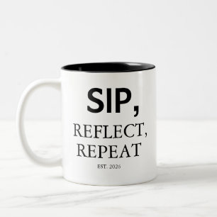 Moderne Tasse 'Sip, Reflect, Repeat' mit individue