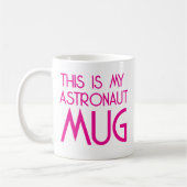 Moderne Tasse von Hot Pink Astronaut (Links)