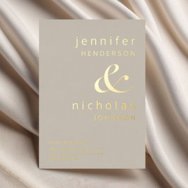 Moderne Taupe beige Typografie Wedding Gold Folieneinladung