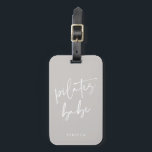 Moderne Taupe Grau Calligraphy Workout Gym Pilates Gepäckanhänger<br><div class="desc">Elegante Taupe Gray Pilates Babe Gepäckanhänger für Ihre Reisen und Ferien. Kaufen Sie eines für Sie oder als Pilates Geschenk für einen Pilates Instructor oder Pilates Fan. Modernes Accessoire von Pilates mit modernem handgeschriebenem Kalligrafieschrift und Ihrem Wunschnamen. Farben aller Textelemente können nach Belieben geändert werden!</div>